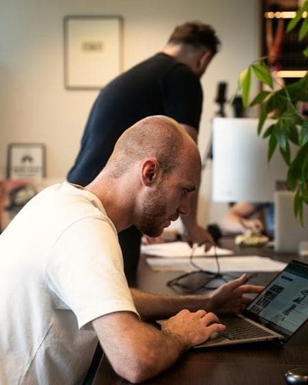 Ondernemer aan het werk aan een tafel